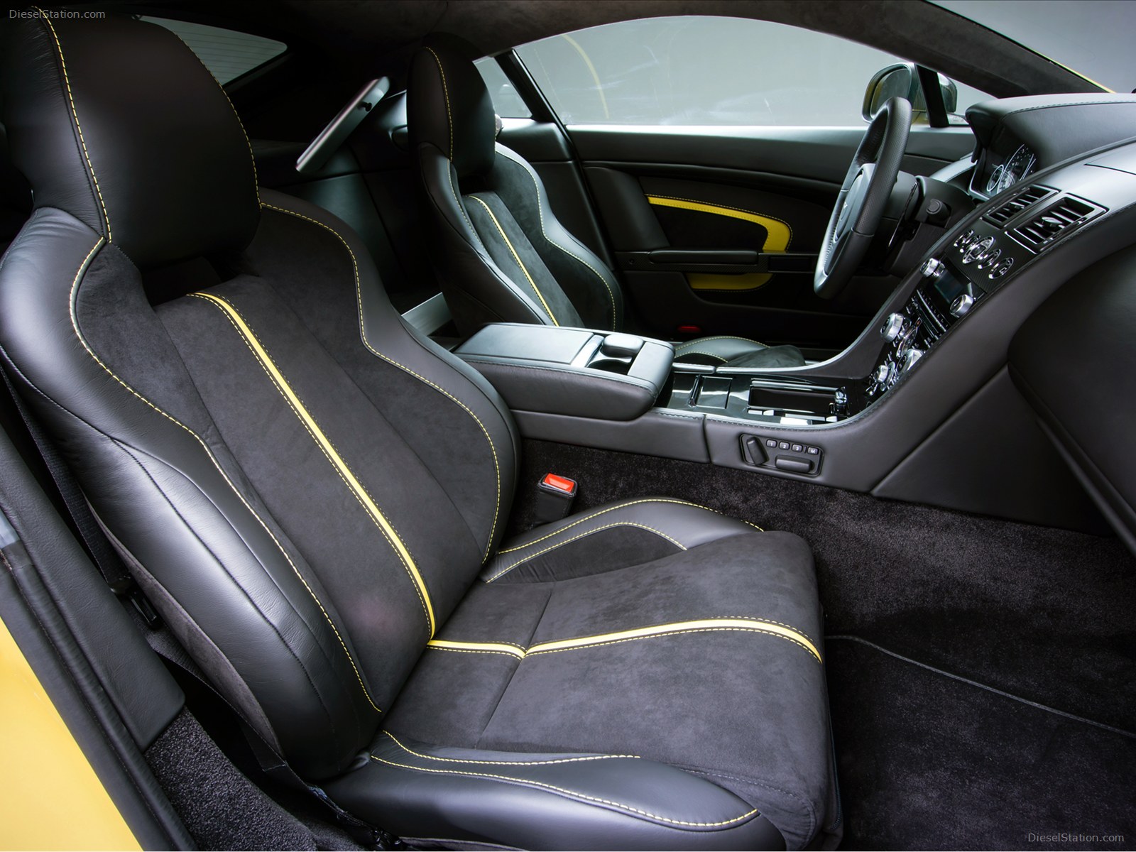 Aston Martin V12 Vantage S 2014